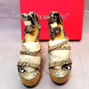 Wedge sandal, with straps